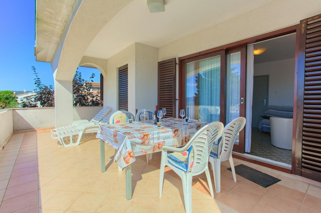 Apartments Vlatko クルク エクステリア 写真