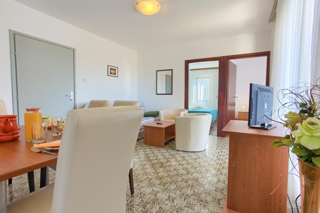 Apartments Vlatko クルク エクステリア 写真