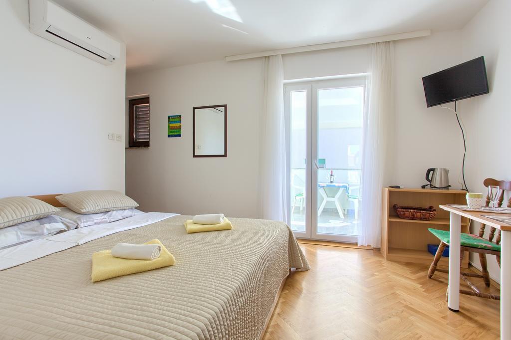 Apartments Vlatko クルク エクステリア 写真