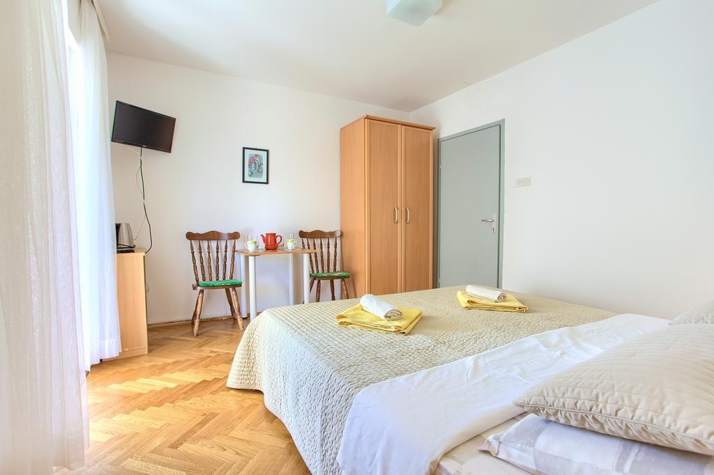Apartments Vlatko クルク エクステリア 写真
