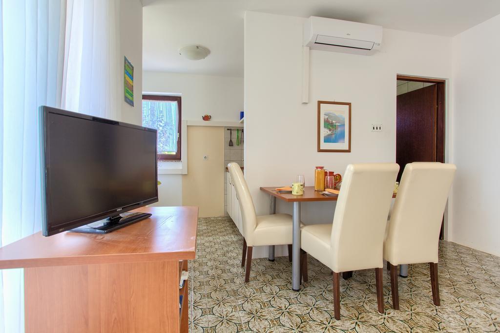 Apartments Vlatko クルク エクステリア 写真