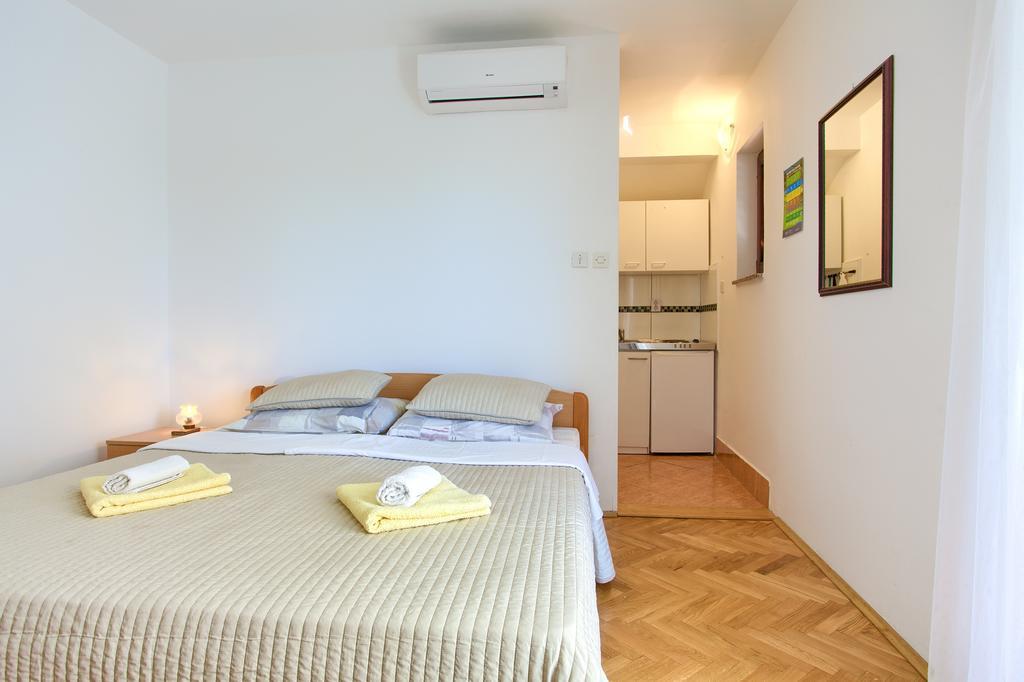 Apartments Vlatko クルク エクステリア 写真