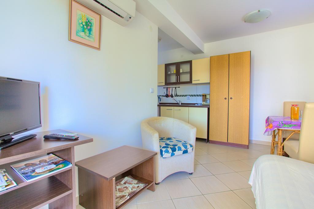 Apartments Vlatko クルク エクステリア 写真
